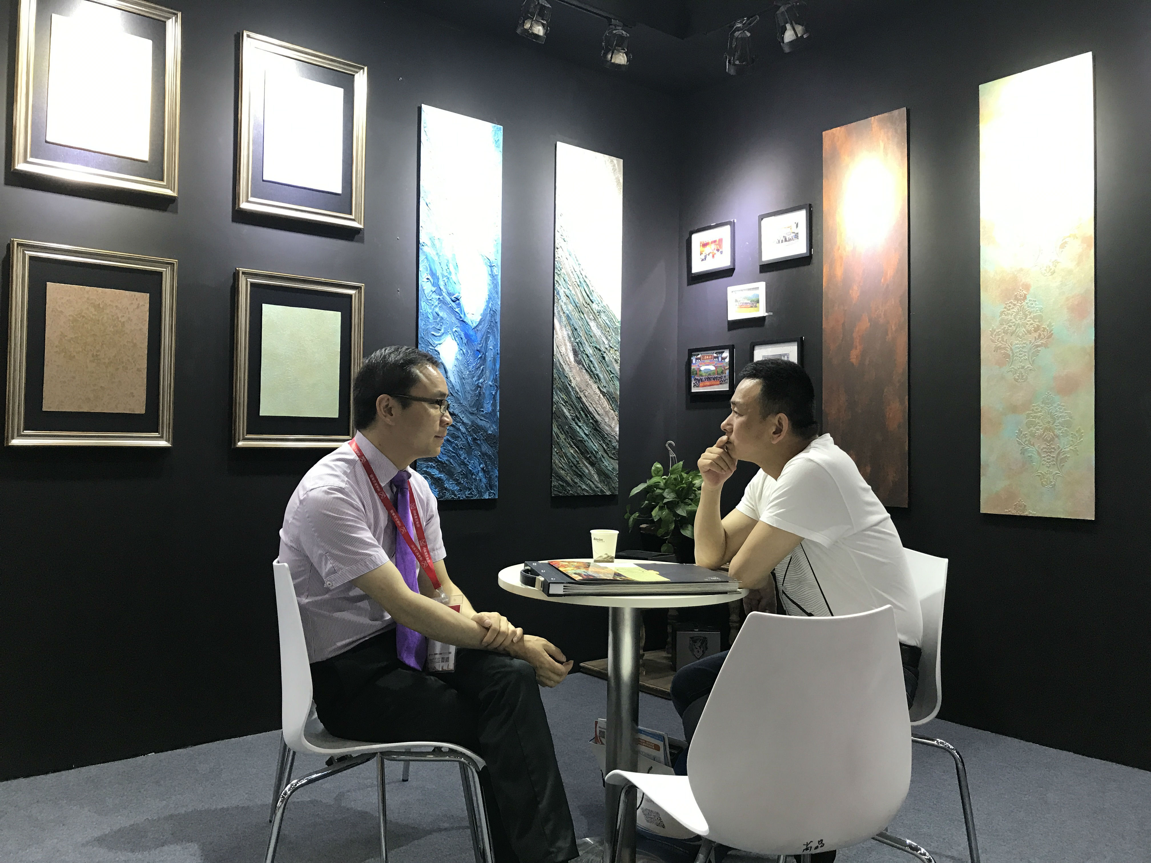 GIOVANNI乔瓦尼艺术涂料现场咨询客户